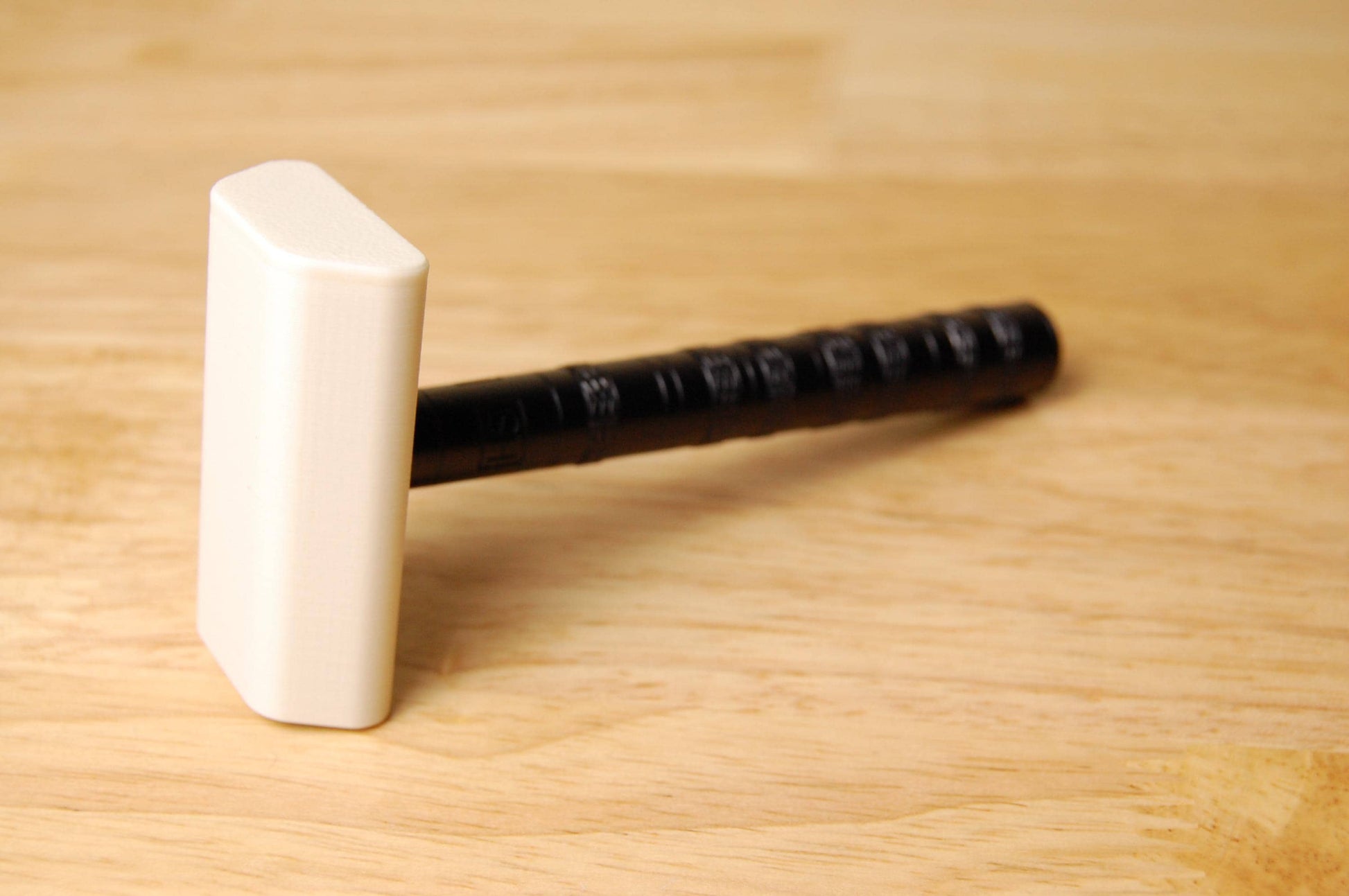 White Henson Razor Travel Cover, Perfect razor travel accessory.