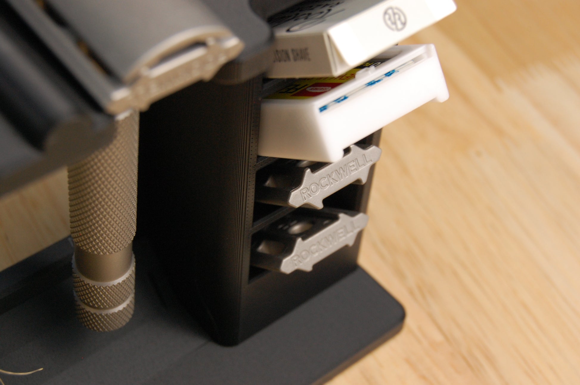 Closeup view of the razor plate and razor blade storage on the shaving organizer.