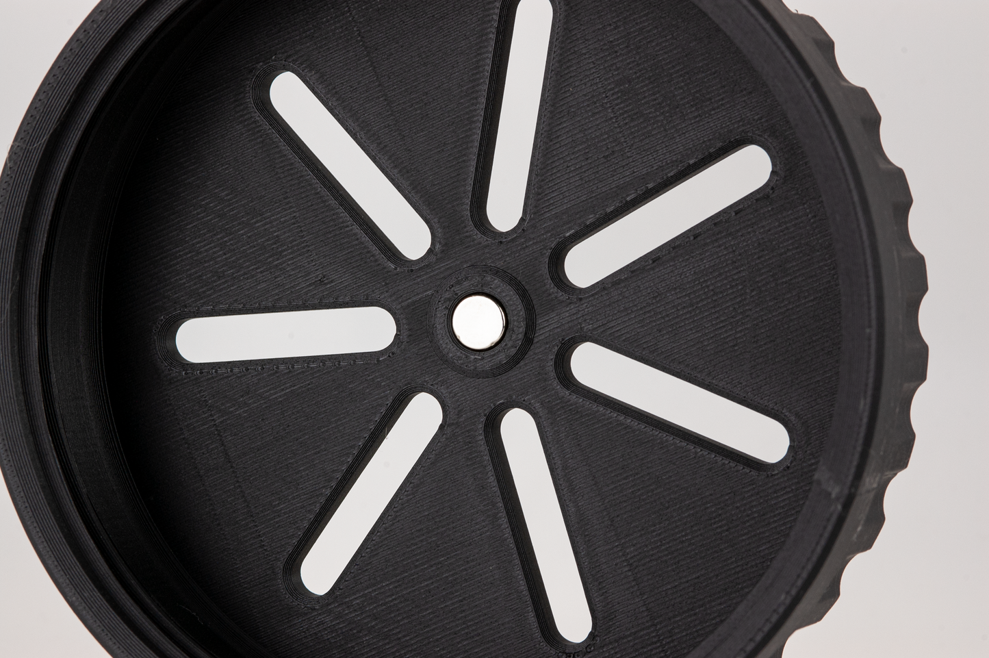 Black UFO lid showcasing a magnet recessed into the lid for razor blade drying.