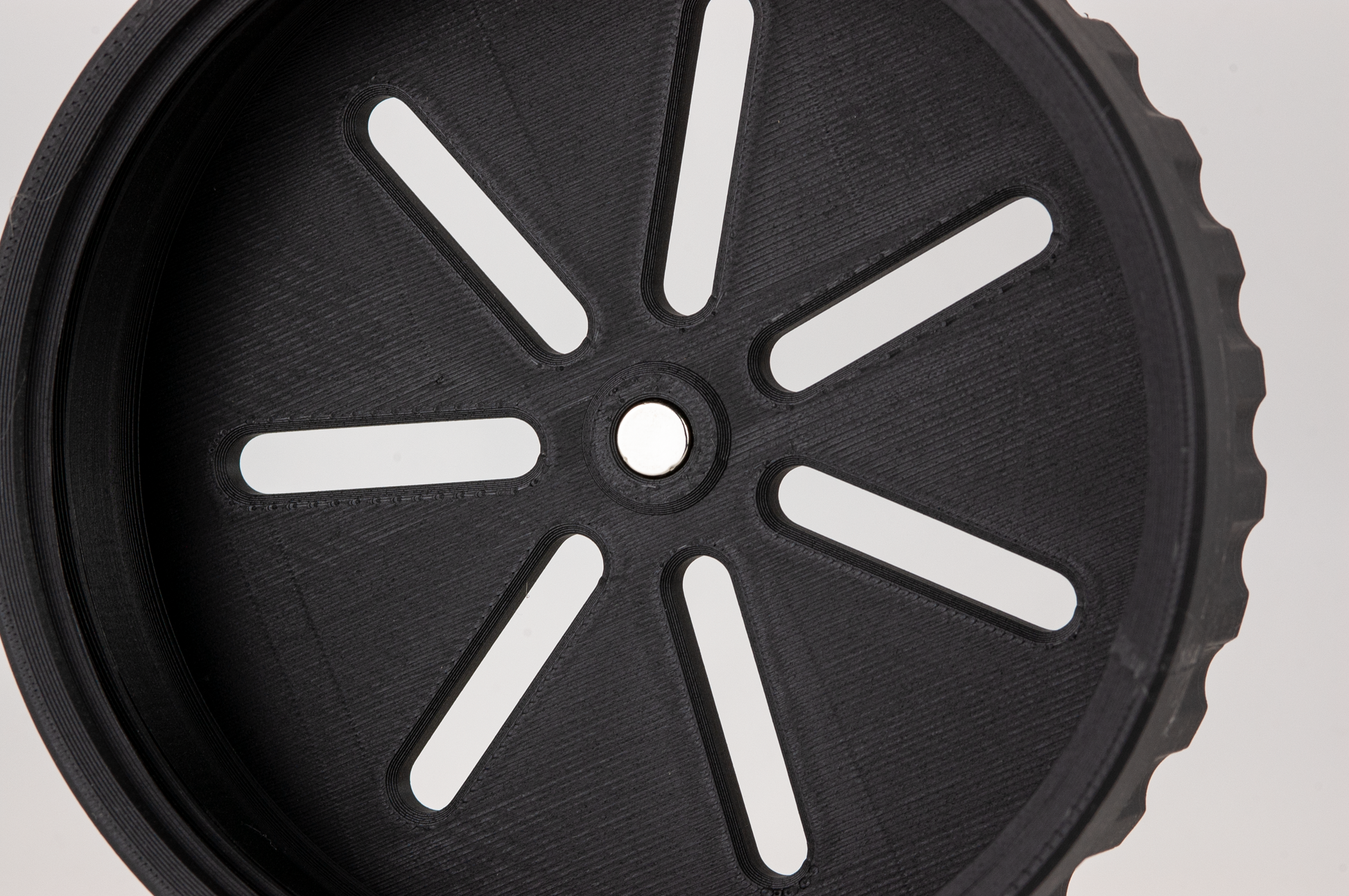 Black UFO lid showcasing a magnet recessed into the lid for razor blade drying.