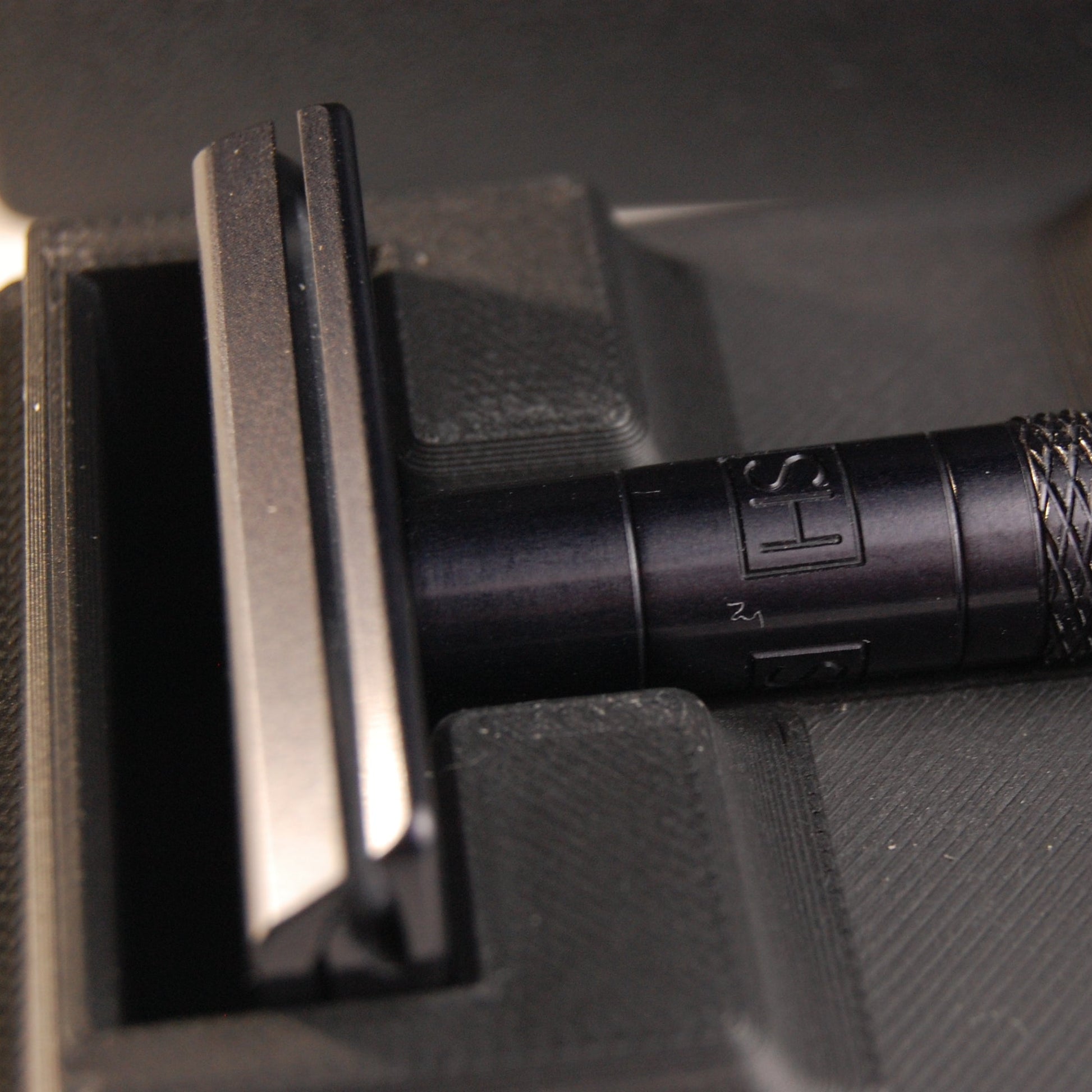 Black universal case with a black Henson AL13. Two feather blade boxes are stored alongside the razor.