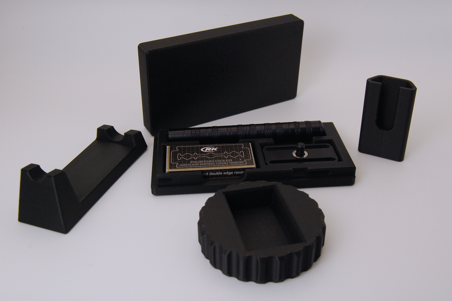 Henson razor bundle in black on a white background.  Includes Henson Case, Henson Cover, razor stand, razor refueler.